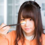 寿司を見つめる女性