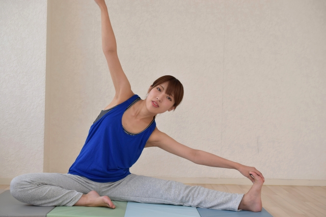 股関節ストレッチ女性