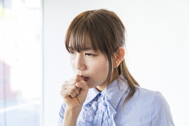 咳き込む女性
