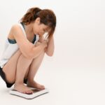 体重測定女性