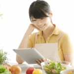 料理本を見る女性