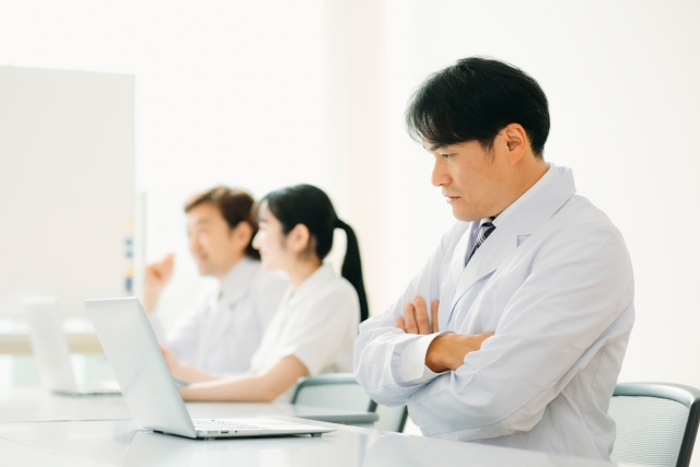 悩む研究者