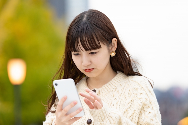スマホを見る