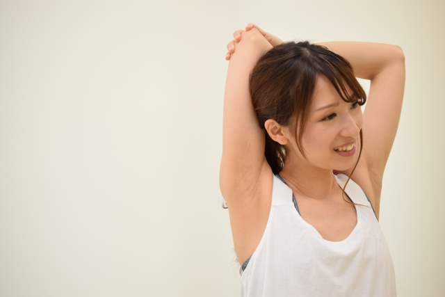 肩のストレッチをする女性